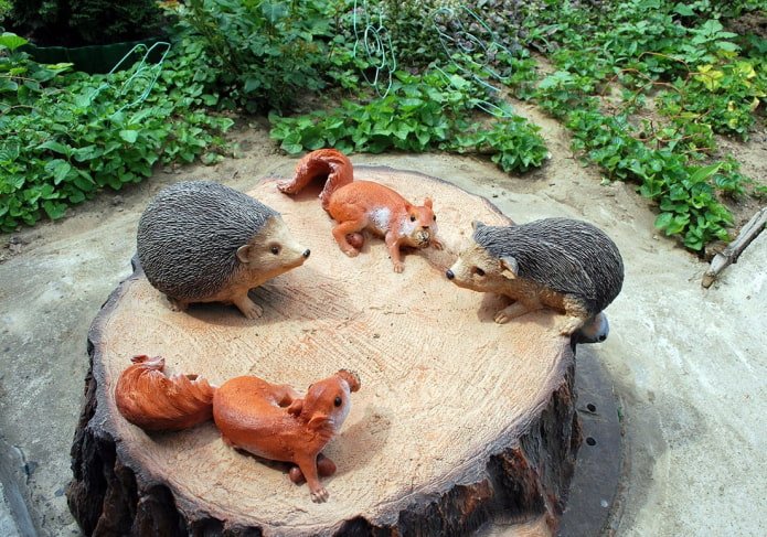 tampa decorativa de uma fossa séptica com ouriços e esquilos