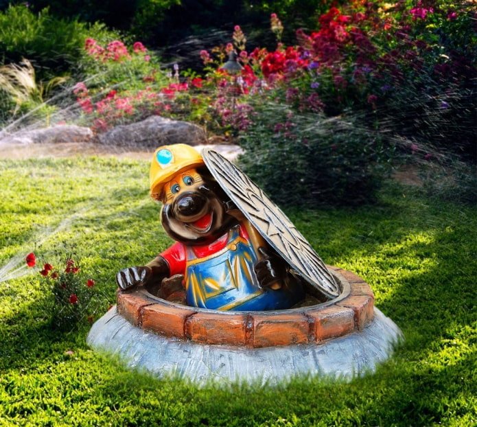 tampa decorativa de uma fossa séptica encanador-toupeira
