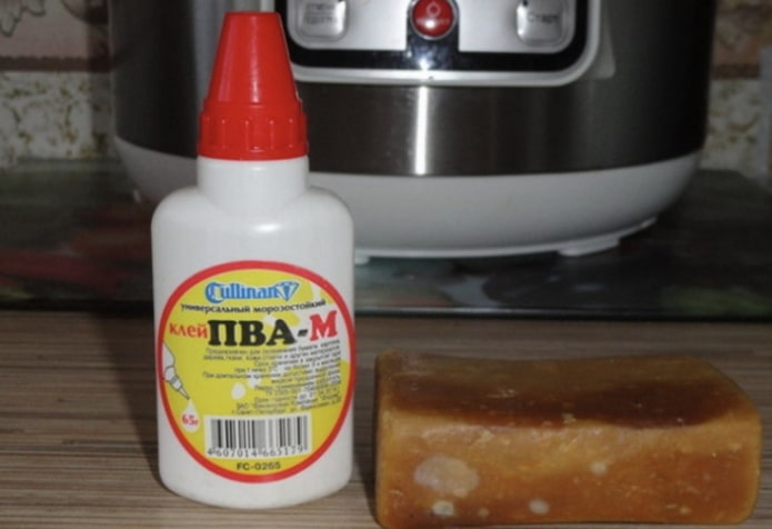 Cola PVA e sabão em pó