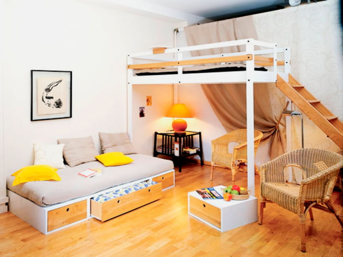 cama no segundo andar em um estúdio