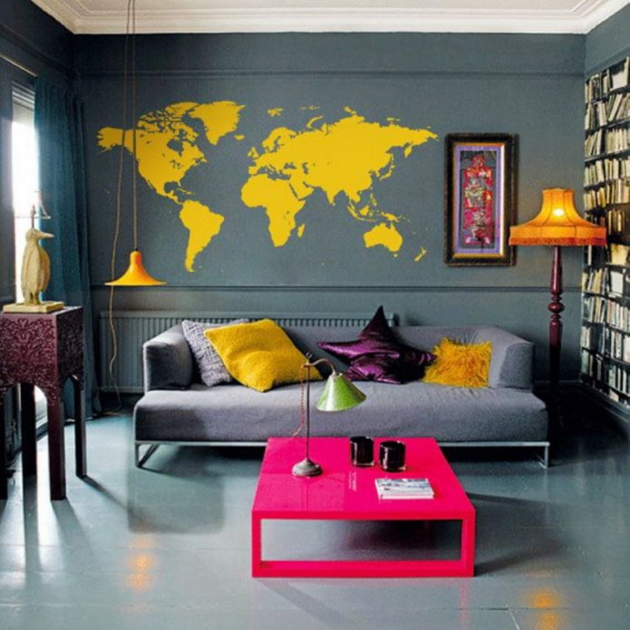 interior iluminado com mapa