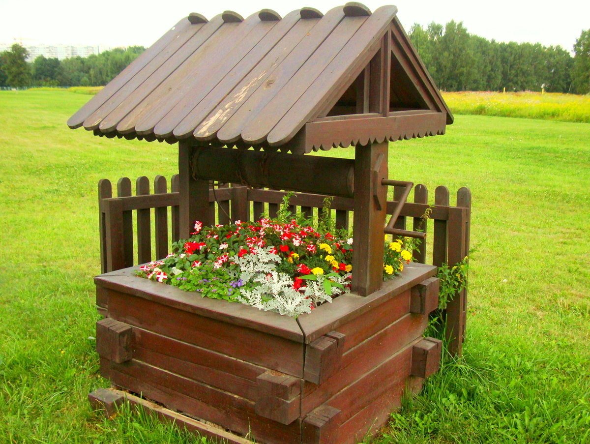Decorando um poço na dacha - nuances e exemplos inusitados
