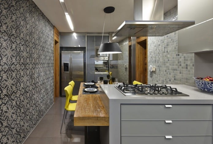 Papel de parede cinza com um padrão no interior de uma cozinha moderna