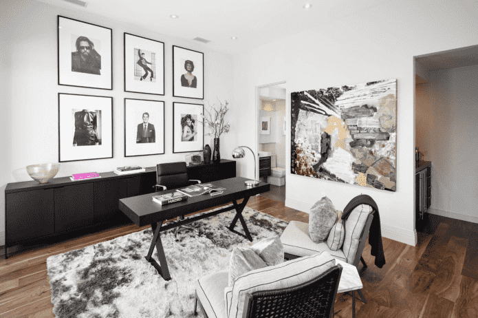 fotografias em preto e branco no interior