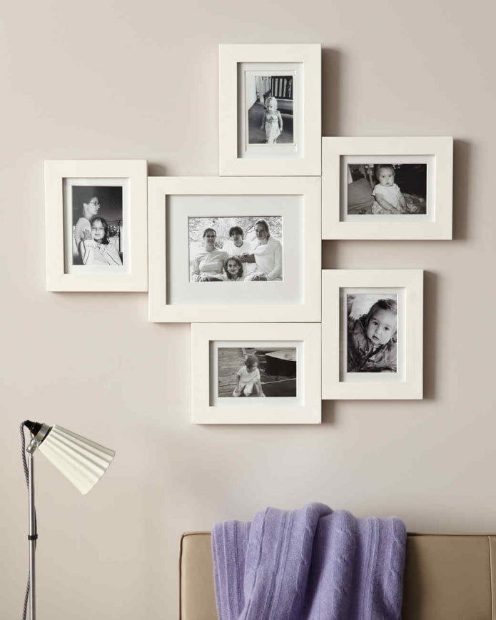 fotos em molduras na parede do interior