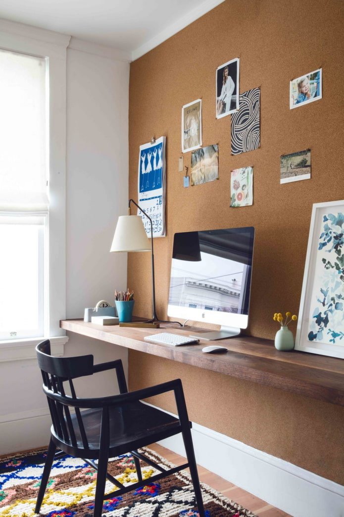 fotos em um quadro de cortiça no interior
