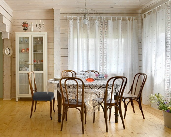 Sala de jantar com cortinas de luz