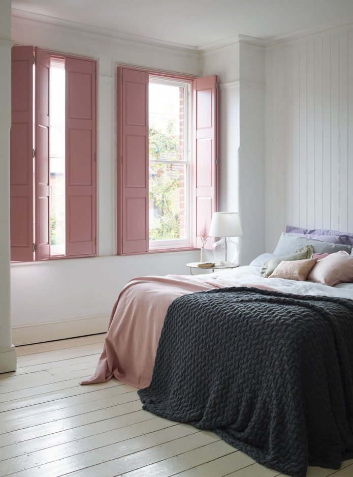 Persianas rosa no quarto