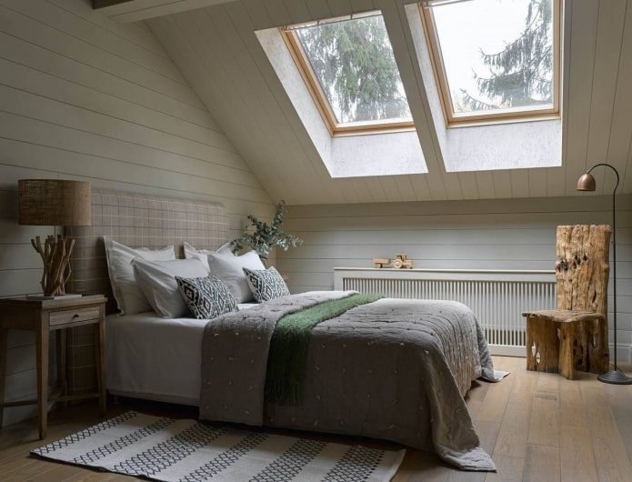 gesso branco nas encostas do quarto do sótão