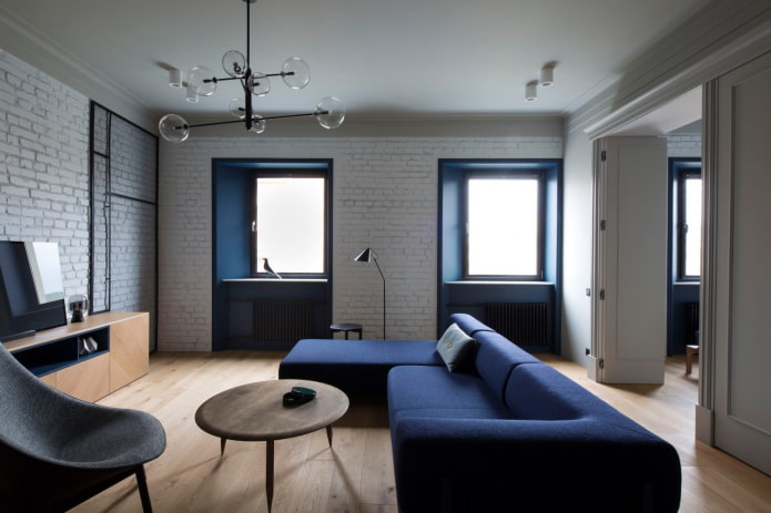 pistas azuis em uma sala de estar branca estilo loft