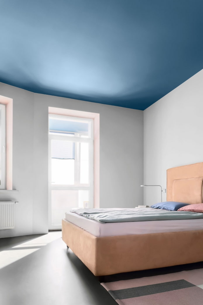 pistas rosa em um quarto branco