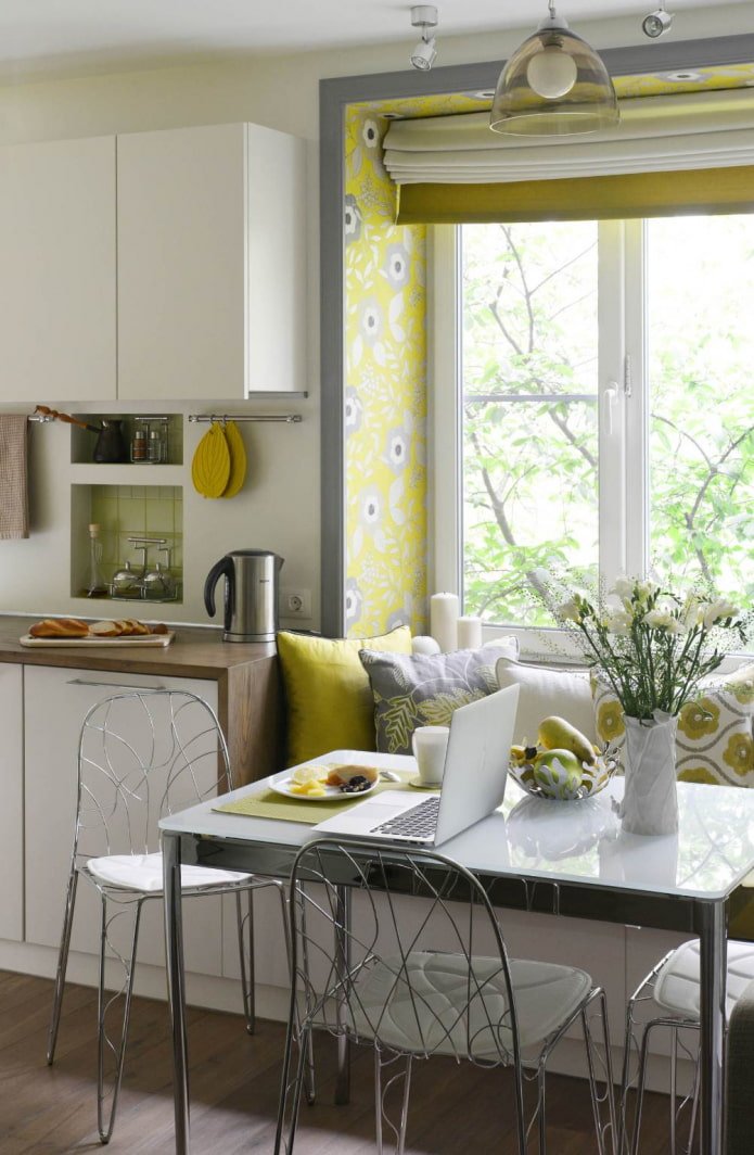 papel de parede amarelo com flores em declives na cozinha
