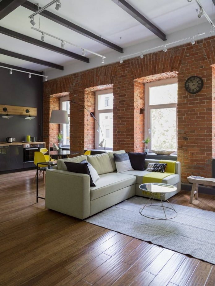 inclinações e parede de tijolos vermelhos em uma sala de estar do loft
