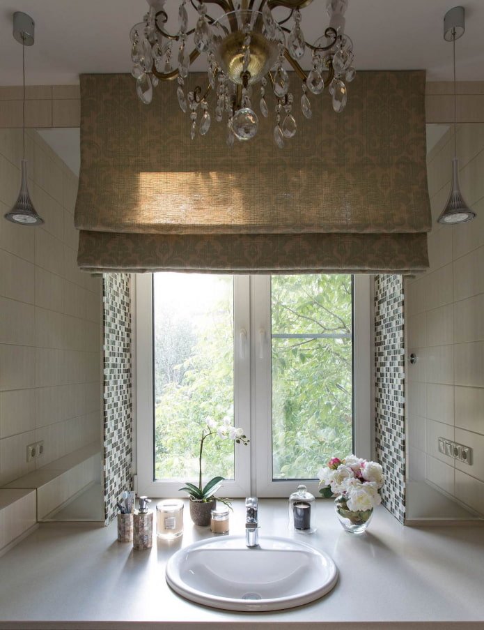 mosaico variegado em declives no banheiro
