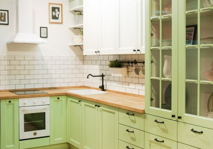 cozinha verde com puxadores pretos