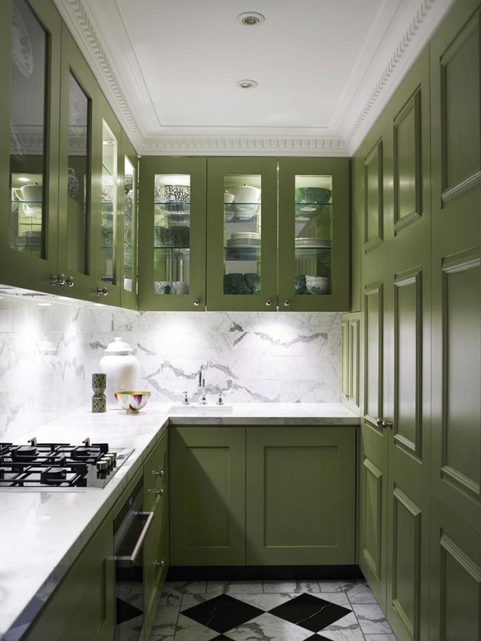 bancada branca em uma cozinha verde
