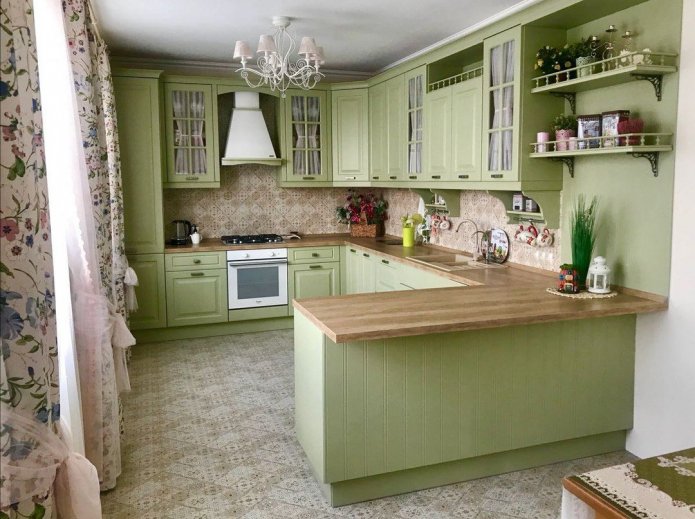 cozinha verde-oliva com bancada de madeira