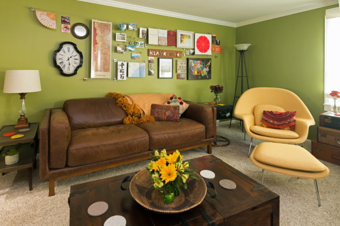Sala de estar verde-oliva e marrom