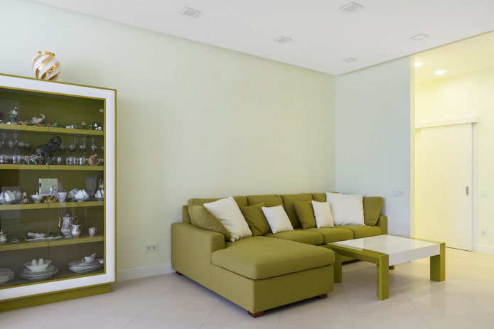 guarda-roupa e sofá verde-oliva