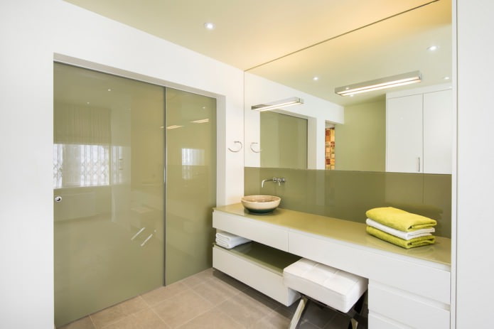 banheiro moderno branco e verde-oliva