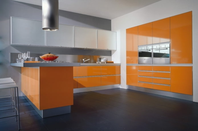Interior da cozinha em tons de cinza e laranja