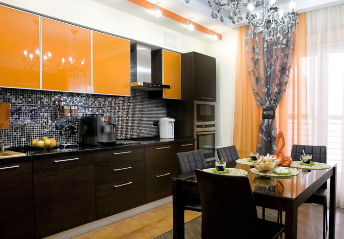 interior da cozinha em tons de preto e laranja