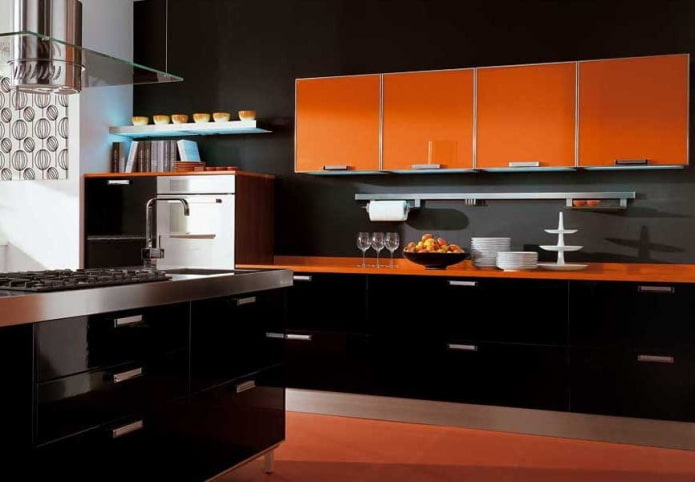 interior da cozinha em tons de preto e laranja