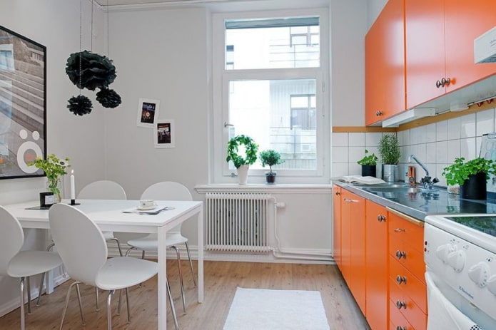 interior da cozinha em tons de laranja e branco