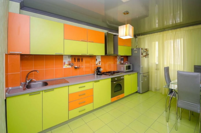 interior da cozinha em tons de laranja e verde