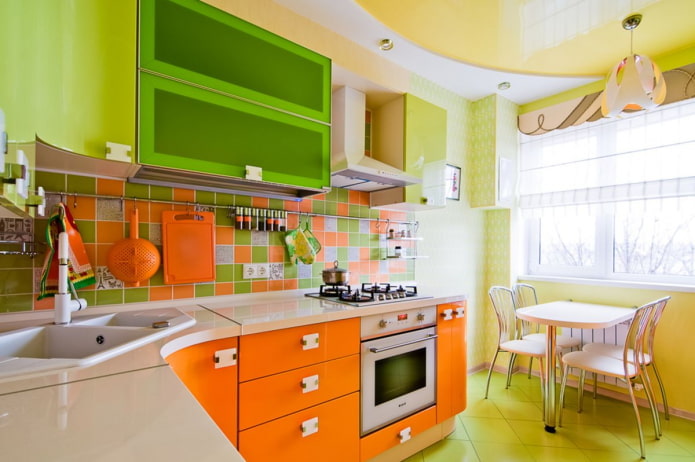 interior da cozinha em tons de laranja e verde