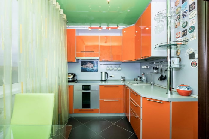 interior da cozinha em tons de laranja e verde