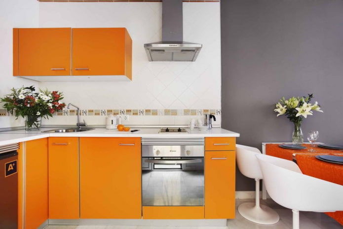 decoração no interior da cozinha em tons de laranja