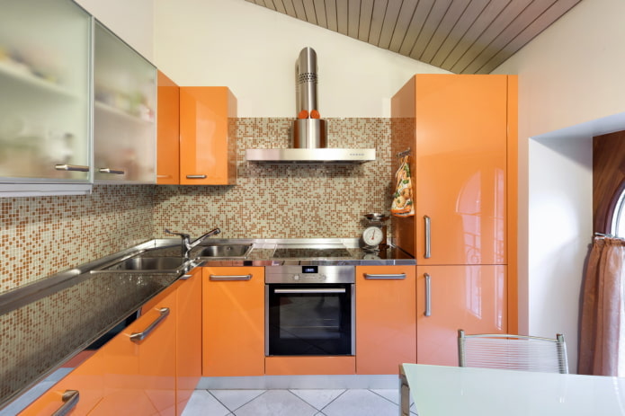 avental no interior da cozinha em tons de laranja