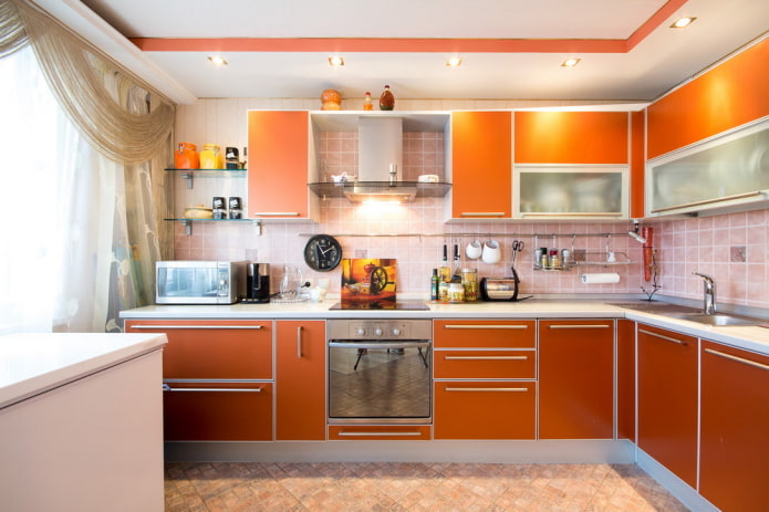 decoração no interior da cozinha em tons de laranja