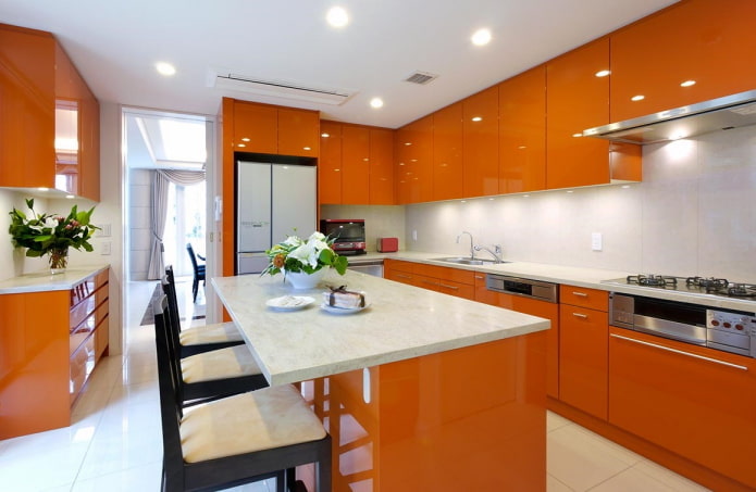 bancada no interior da cozinha em tons de laranja