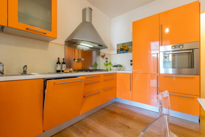 móveis e eletrodomésticos no interior da cozinha em tons de laranja