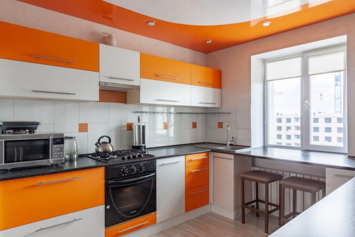 cortinas no interior da cozinha em tons de laranja