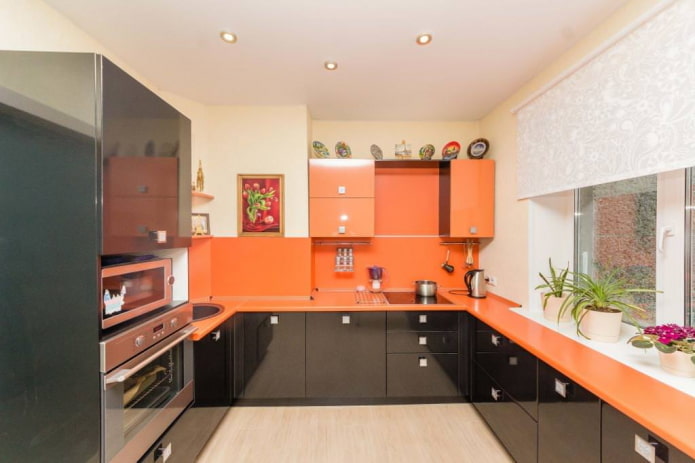 cortinas no interior da cozinha em tons de laranja
