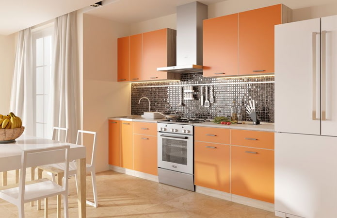 interior da cozinha em tons de bege e laranja