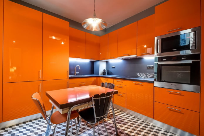 Interior da cozinha em tons de cinza e laranja