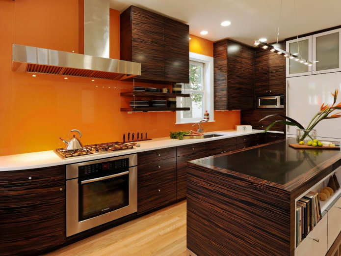 interior da cozinha em tons de laranja e marrom
