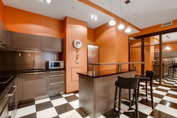 interior da cozinha em tons de laranja e marrom