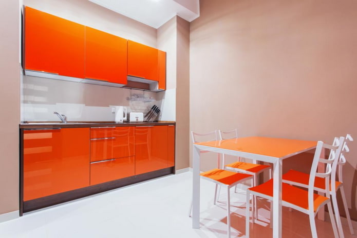interior da cozinha em tons de bege e laranja
