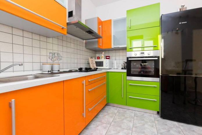 móveis e eletrodomésticos no interior da cozinha em tons de laranja