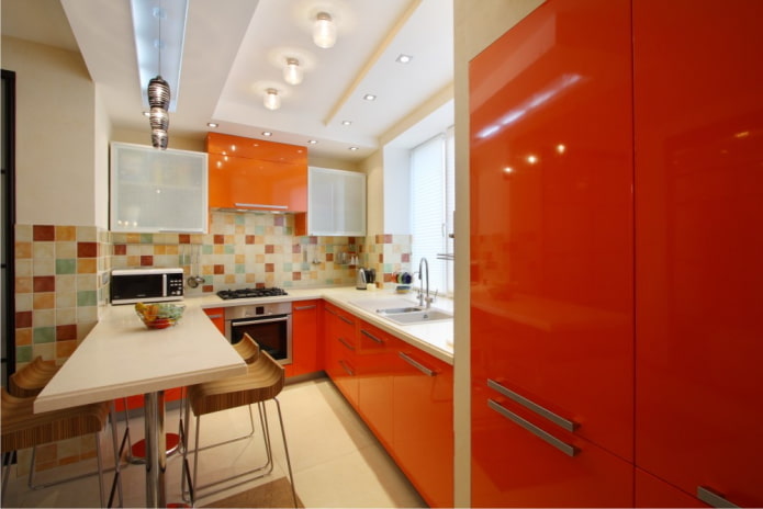 móveis e eletrodomésticos em tons de laranja no interior da cozinha