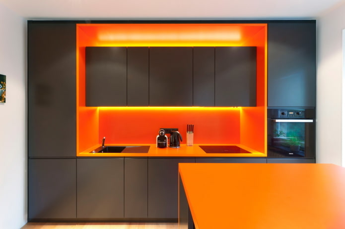 interior da cozinha em tons de preto e laranja