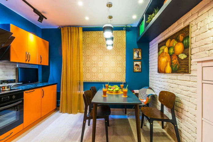 cortinas no interior da cozinha em tons de laranja