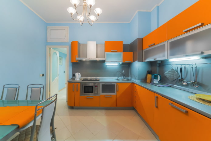 interior da cozinha em tons de laranja e azul