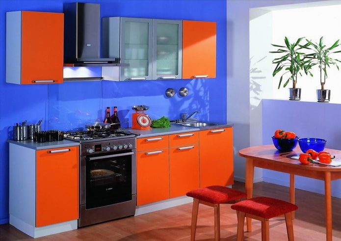 interior da cozinha em tons de laranja e azul