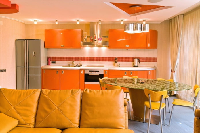 design de interiores de cozinha e sala de estar em tons de laranja